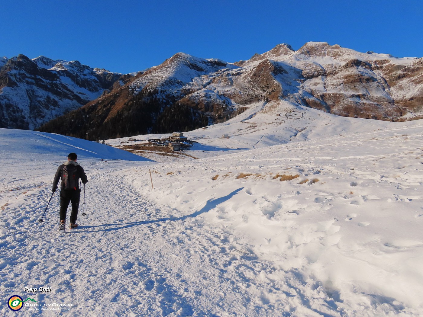 58 Scendiamo ai Piani brulicanti di famiglie che si divertono sulla neve.JPG